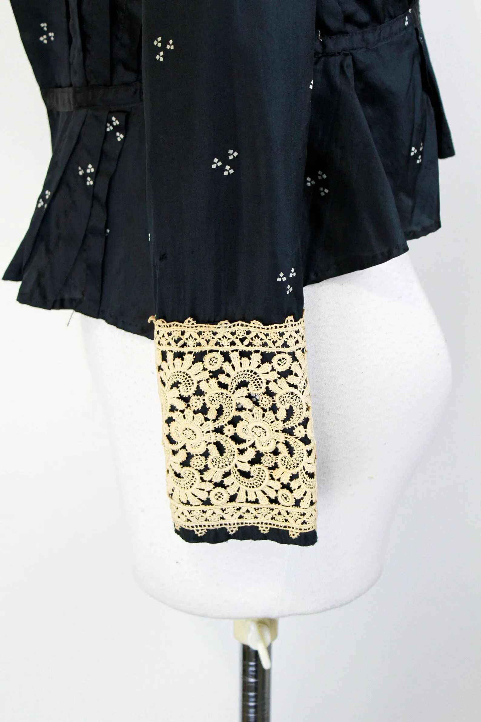 Antique Victorian Black Printed Silk & Lace Bodice, B34"